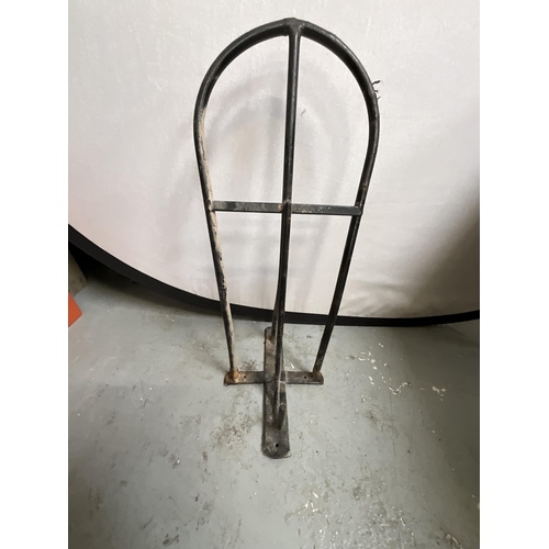 116 - VICTORIAN HANGING CAST IRON POT AND 2 SADDLE STANDS, 2 TRIVETS