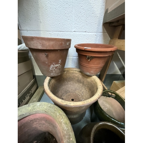 250 - QTY OF GARDEN PLANTERS & POTS TO INCLUDE TERRACOTTA & GLAZED EXAMPLES - LARGEST POT H14