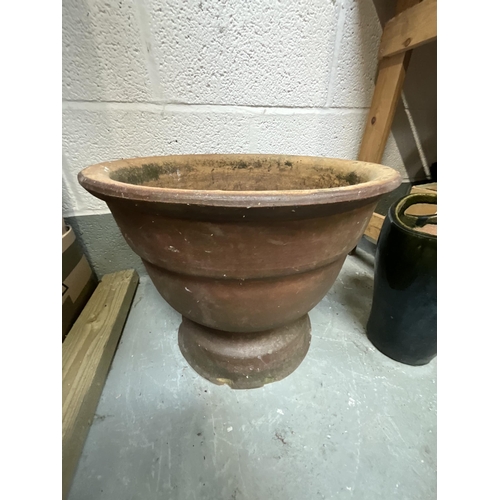 250 - QTY OF GARDEN PLANTERS & POTS TO INCLUDE TERRACOTTA & GLAZED EXAMPLES - LARGEST POT H14