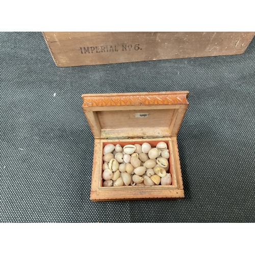 160 - CIGAR BOX WITH SMALL SHELLS, VINTAGE ASCOT RACING GAME COMPLETE WITH LEAD HORSES H3