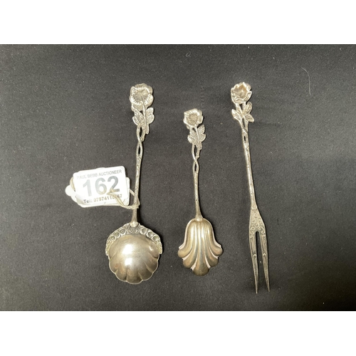 162 - 3 CONTINENTAL SILVER PIECES DECORATED WITH FLOWERS