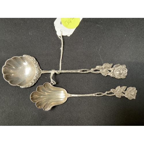 162 - 3 CONTINENTAL SILVER PIECES DECORATED WITH FLOWERS