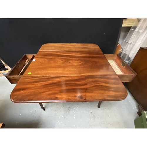 272 - GEORGIAN MAHOGANY PEMBROOKE STYLE LIBRARY TABLE WITH 2 DRAWERS ON SABRE LEGS ON ORIGINAL BRASS CASTO... 