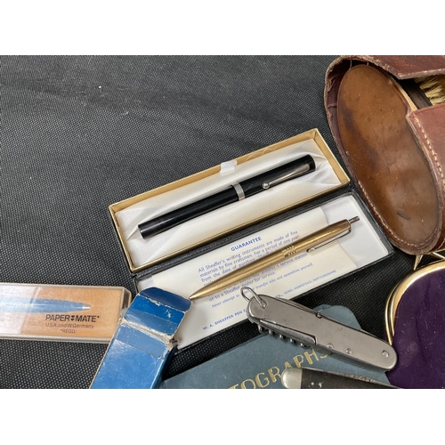 177 - SMALL BOX OF COLLECTABLE ITEMS TO INCLUDE LEATHER COLLAR CASE, BRUSH SETS, COINS, PENKNIVES, AUTOGRA... 