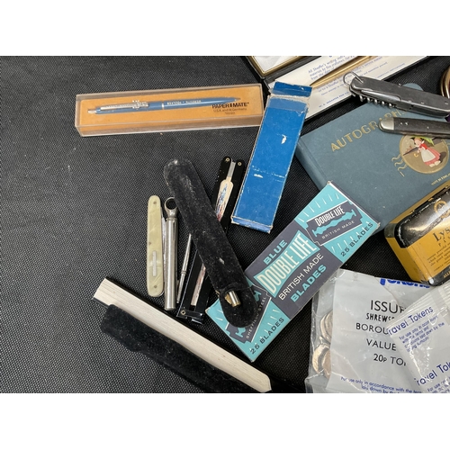 177 - SMALL BOX OF COLLECTABLE ITEMS TO INCLUDE LEATHER COLLAR CASE, BRUSH SETS, COINS, PENKNIVES, AUTOGRA... 