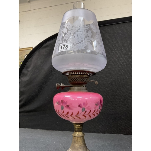 178 - VICTORIAN BRASS AND GLASS OIL LAMP WITH A CERAMIC & BRASS BASE PINK GLASS RESERVOIR COMPLETE WITH CH... 