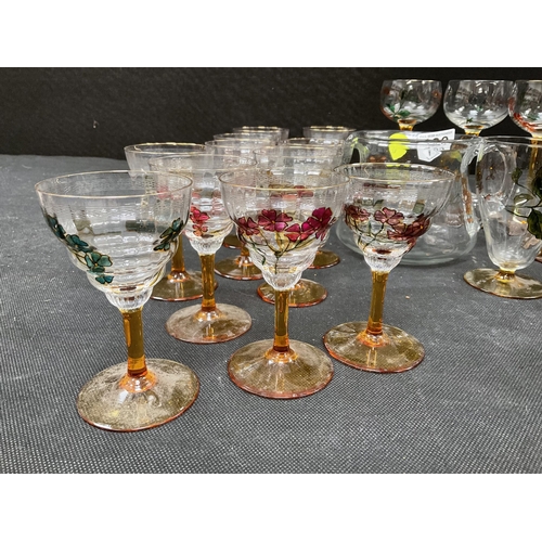 180 - QTY OF COLOURED PATTERNED GLASSES TO INCLUDE WATER JUG