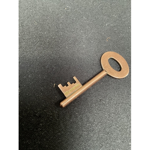 185 - 375 9CT ROSE GOLD MILNERS OF LIVERPOOL ADVERTISING KEY 4.8G