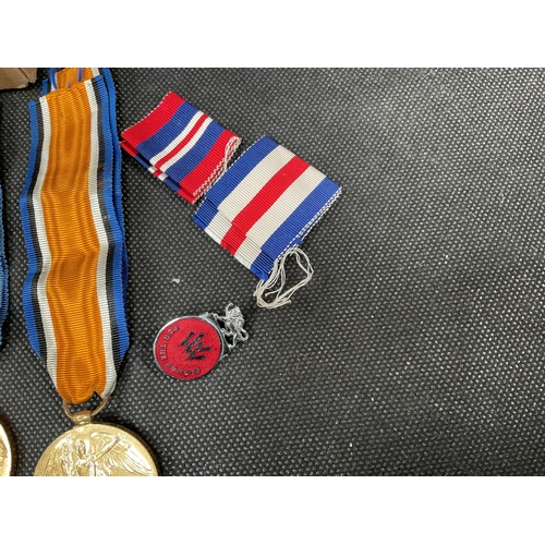 186 - QTY OF WW1 MEDALS RIBBONS AND CAP BADGES, WAR SWEETHEART PENDANT