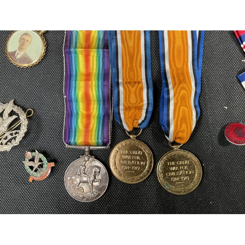 186 - QTY OF WW1 MEDALS RIBBONS AND CAP BADGES, WAR SWEETHEART PENDANT