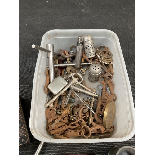 187 - QTY OF VINTAGE KEYS AND SMALL COLLECTORS ITEMS