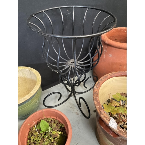 293 - QTY OF TERRACOTTA PLANT POTS OF VARIOUS SIZES AND A METAL GARDEN PLANT STAND
LARGEST H16