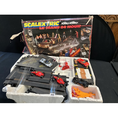 300 - VINTAGE SCALEXTRIC SET