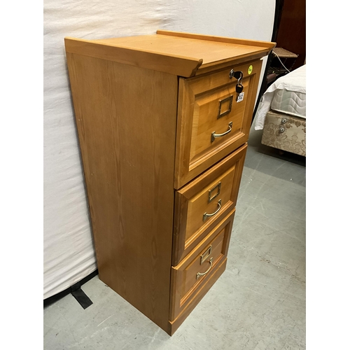 302 - MODERN OAK EFFECT 3 DRAWER FILING CABINET - WITH KEYS H39