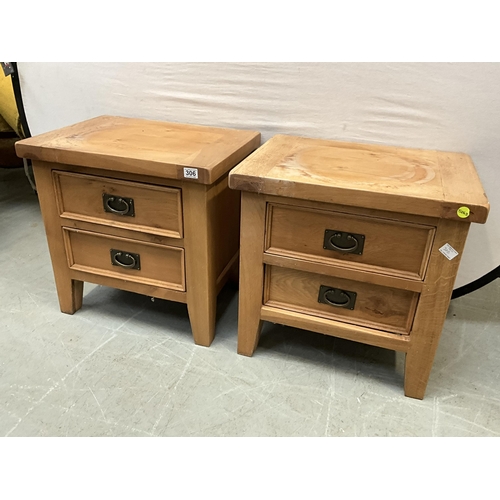 306 - 2 MODERN 2 DRAWER OAK BEDSIDE CHESTS A/F H23