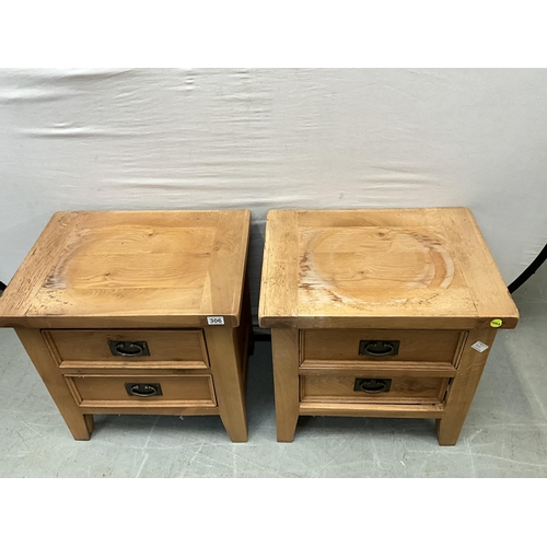 306 - 2 MODERN 2 DRAWER OAK BEDSIDE CHESTS A/F H23