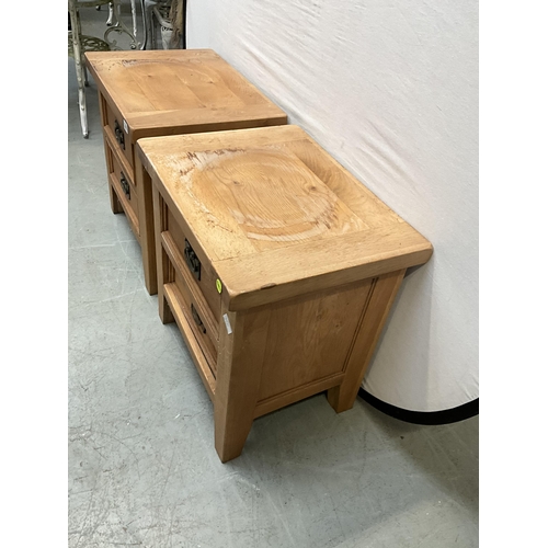 306 - 2 MODERN 2 DRAWER OAK BEDSIDE CHESTS A/F H23