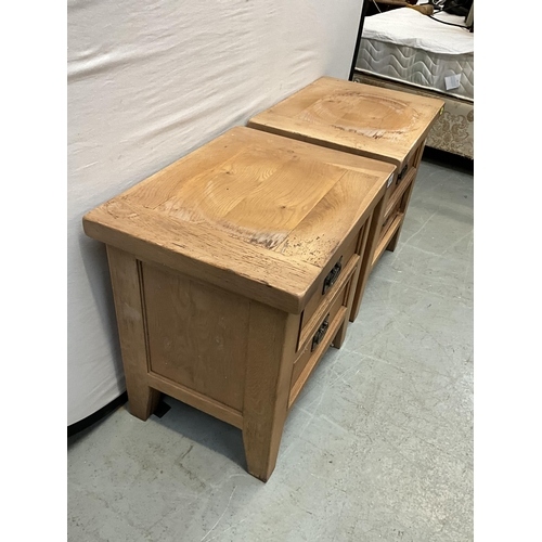 306 - 2 MODERN 2 DRAWER OAK BEDSIDE CHESTS A/F H23