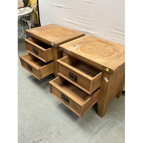 306 - 2 MODERN 2 DRAWER OAK BEDSIDE CHESTS A/F H23