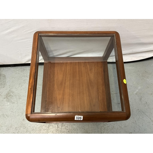 320 - BADGED G PLAN TEAK SQUARE LAMP TABLE WITH GLASS INSET TOP H18