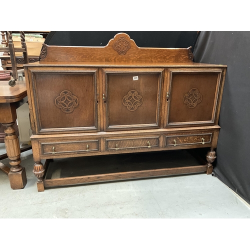 328 - VINTAGE OAK SIDEBOARD WITH 3 DOORS TO TOP OVER 3 DRAWERS TO BASE ON STRETCHERED LEGS H38