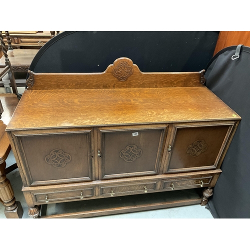 328 - VINTAGE OAK SIDEBOARD WITH 3 DOORS TO TOP OVER 3 DRAWERS TO BASE ON STRETCHERED LEGS H38