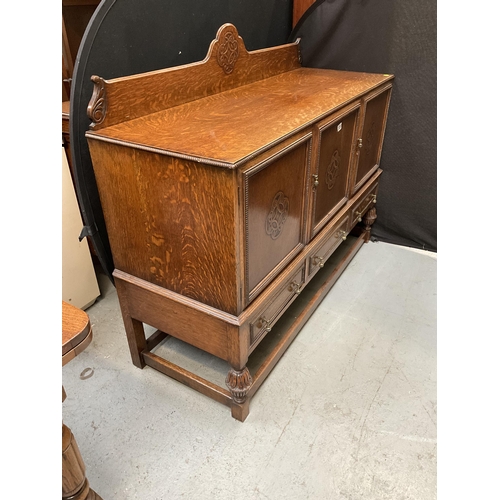 328 - VINTAGE OAK SIDEBOARD WITH 3 DOORS TO TOP OVER 3 DRAWERS TO BASE ON STRETCHERED LEGS H38