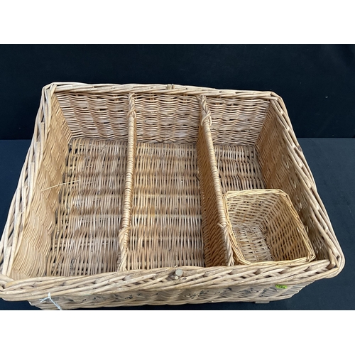 329 - SEGREGATED VINTAGE WICKER BASKET H10