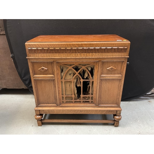 343 - VINTAGE GOLDEN OAK CABINET GRAMOPHONE COMPLETE WITH HANDLE AND ACCESSORIES - NEEDS NEW LINEN TO SPEA... 