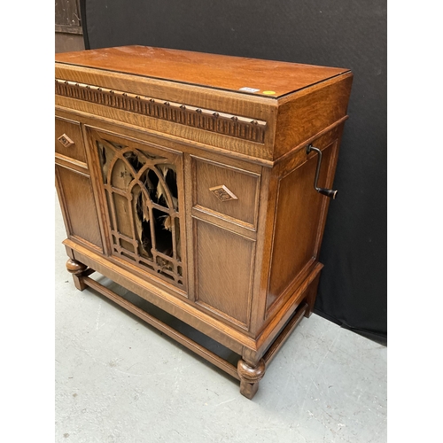 343 - VINTAGE GOLDEN OAK CABINET GRAMOPHONE COMPLETE WITH HANDLE AND ACCESSORIES - NEEDS NEW LINEN TO SPEA... 