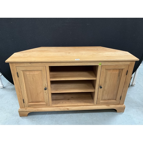 372 - MODERN LIGHT OAK CORNER FLAT SCREEN TV STAND WITH CENTRAL OPEN SHELVES FLANKED 2 DOORS H26