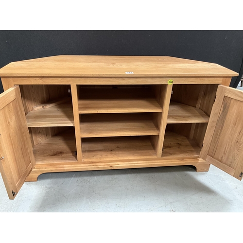 372 - MODERN LIGHT OAK CORNER FLAT SCREEN TV STAND WITH CENTRAL OPEN SHELVES FLANKED 2 DOORS H26