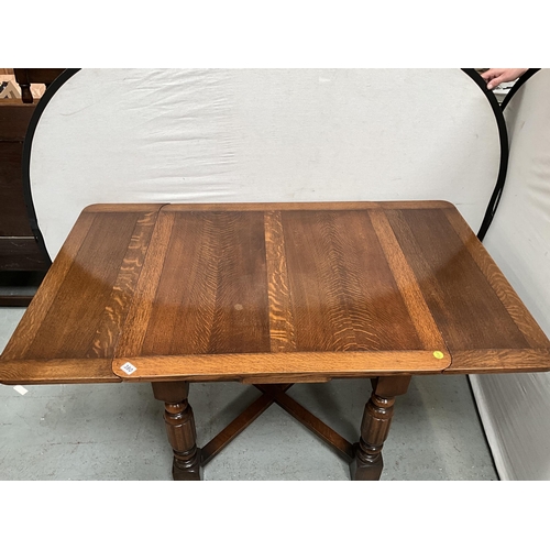 380 - VINTAGE OAK DRAWER LEAF DINING TABLE ON 4 REEDED LEGS WITH STRETCHERED BASE H30