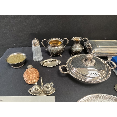 386 - BOX OF SILVER PLATED ITEMS TO INCLUDE WINE BOTTLE COASTER, SUGAR BOWL, MILK JUGS, CUTLERY ETC