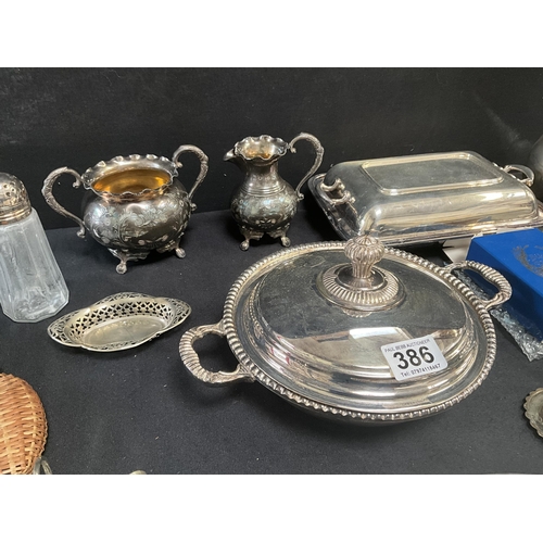 386 - BOX OF SILVER PLATED ITEMS TO INCLUDE WINE BOTTLE COASTER, SUGAR BOWL, MILK JUGS, CUTLERY ETC