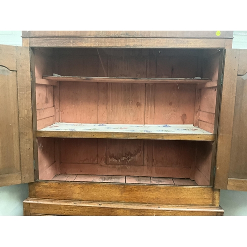 389 - GEORGIAN OAK PRESS CUPBOARD WITH 2 PANELLED DOORS TO TOP AND 2 PANELLED DOORS TO BASE H92