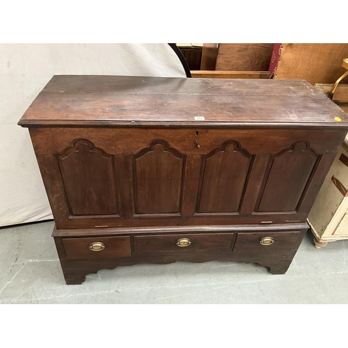 392 - GEORGIAN OAK MULE CHEST WITH 4 PANEL DECORATION TO TOP AND 3 DRAWERS TO BASE H43