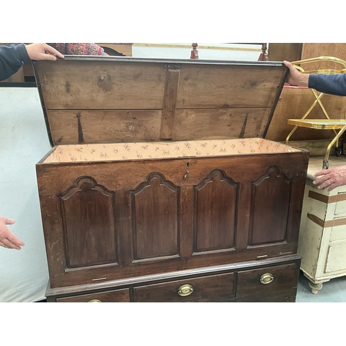 392 - GEORGIAN OAK MULE CHEST WITH 4 PANEL DECORATION TO TOP AND 3 DRAWERS TO BASE H43