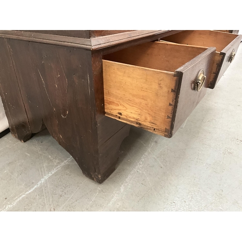 392 - GEORGIAN OAK MULE CHEST WITH 4 PANEL DECORATION TO TOP AND 3 DRAWERS TO BASE H43