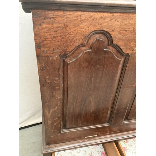 392 - GEORGIAN OAK MULE CHEST WITH 4 PANEL DECORATION TO TOP AND 3 DRAWERS TO BASE H43