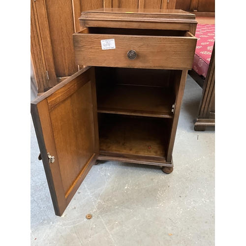 404 - VINTAGE 5 PIECE DARK OAK PRIORY STYLE BEDROOM SUITE TO INCLUDE DOUBLE WARDROBE, FITTED TALLBOY, DRES... 