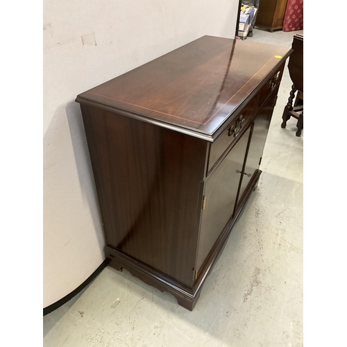 409 - REPRODUCTION MAHOGANY SIDEBOARD WITH 2 DRAWERS OVER 2 DOORS COMPLETE WITH KEY H32