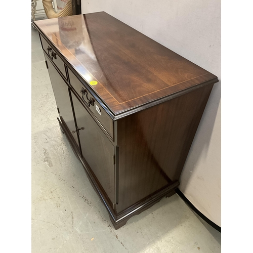 409 - REPRODUCTION MAHOGANY SIDEBOARD WITH 2 DRAWERS OVER 2 DOORS COMPLETE WITH KEY H32