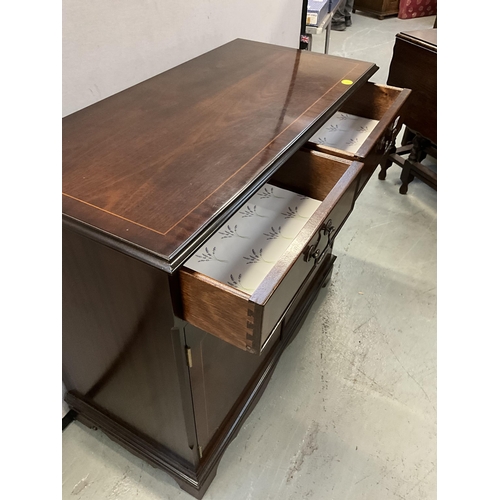 409 - REPRODUCTION MAHOGANY SIDEBOARD WITH 2 DRAWERS OVER 2 DOORS COMPLETE WITH KEY H32