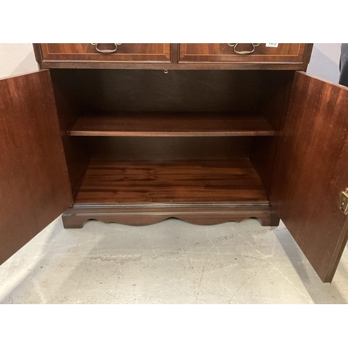 409 - REPRODUCTION MAHOGANY SIDEBOARD WITH 2 DRAWERS OVER 2 DOORS COMPLETE WITH KEY H32