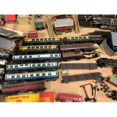 415 - LARGE HORNBY DUBLO TRAIN SET TO INCLUDE BOXED ENGINES, CARRIAGES, TRACK, BUILDINGS AND ACCESSORIES