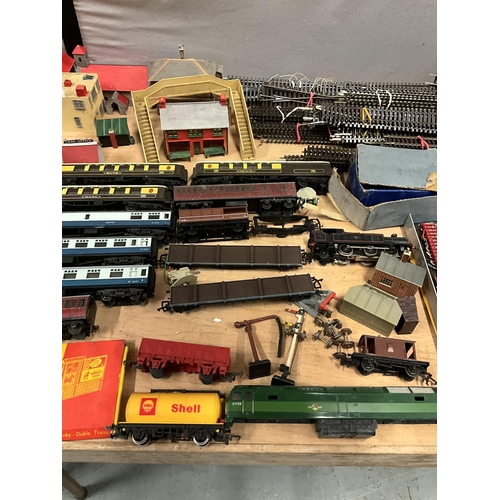 415 - LARGE HORNBY DUBLO TRAIN SET TO INCLUDE BOXED ENGINES, CARRIAGES, TRACK, BUILDINGS AND ACCESSORIES