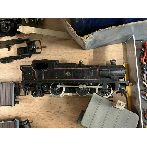 415 - LARGE HORNBY DUBLO TRAIN SET TO INCLUDE BOXED ENGINES, CARRIAGES, TRACK, BUILDINGS AND ACCESSORIES