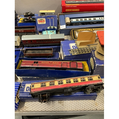 415 - LARGE HORNBY DUBLO TRAIN SET TO INCLUDE BOXED ENGINES, CARRIAGES, TRACK, BUILDINGS AND ACCESSORIES