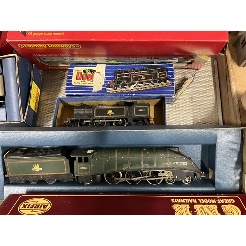 415 - LARGE HORNBY DUBLO TRAIN SET TO INCLUDE BOXED ENGINES, CARRIAGES, TRACK, BUILDINGS AND ACCESSORIES